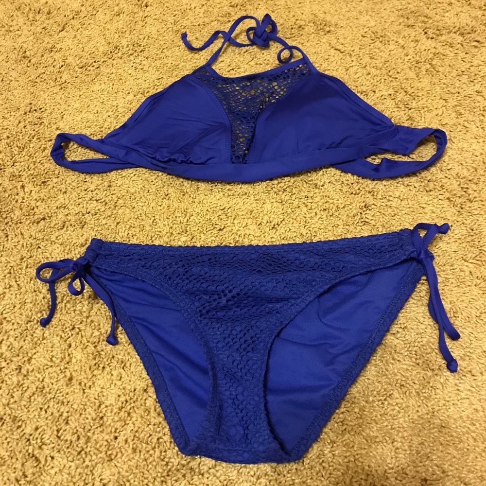 Beautiful royal blue 2-piece swimsuit! 💙